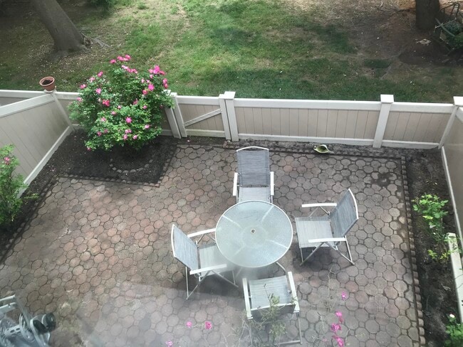 Building Photo - 166 Thoreau Dr