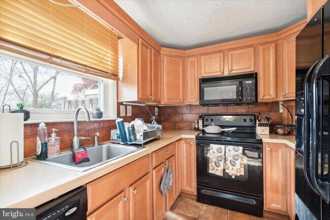 Building Photo - 327 E 9th Ave