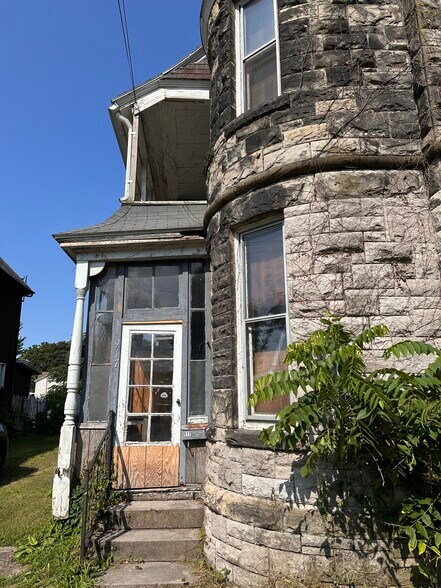 Primary Photo - 917 Lake St