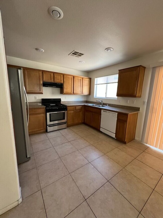 Building Photo - 5 Bedroom Located in 89139!