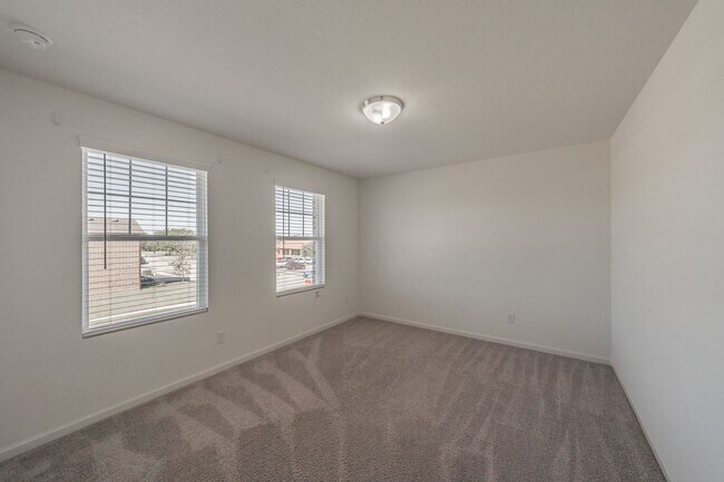 Building Photo - Like new 4 bedroom 2.5 bath in Villages of...