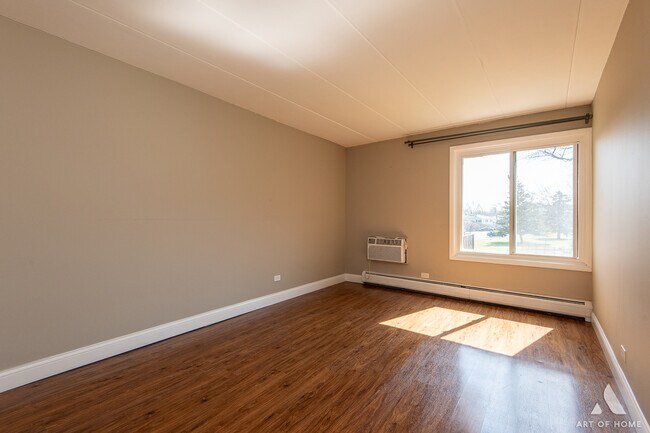 Building Photo - 18 E Old Willow Rd