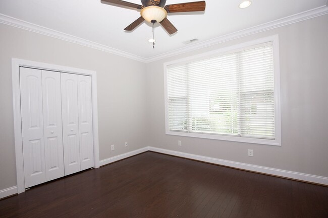 Building Photo - Woodlake Home