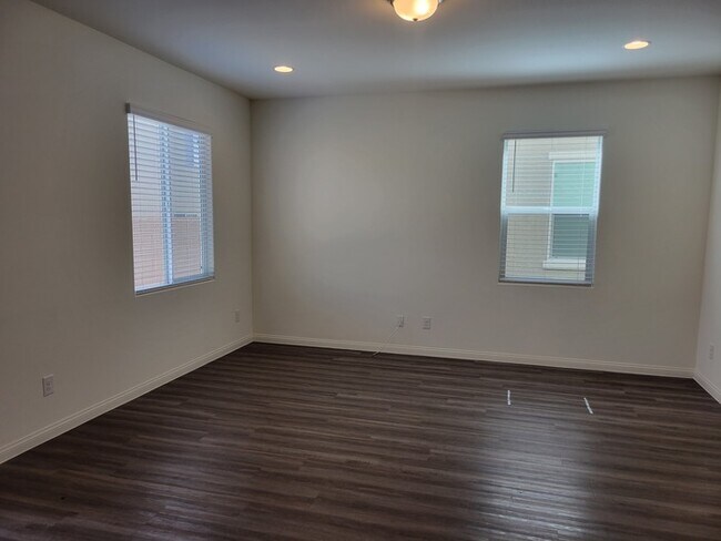 Building Photo - Beautiful 4 bedroom home!