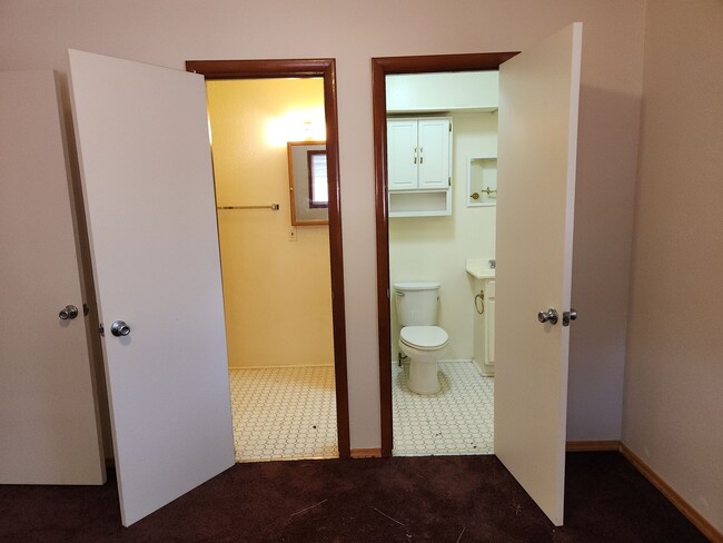 Building Photo - Adorable 2 bed / 2 bath - with 1 car garage