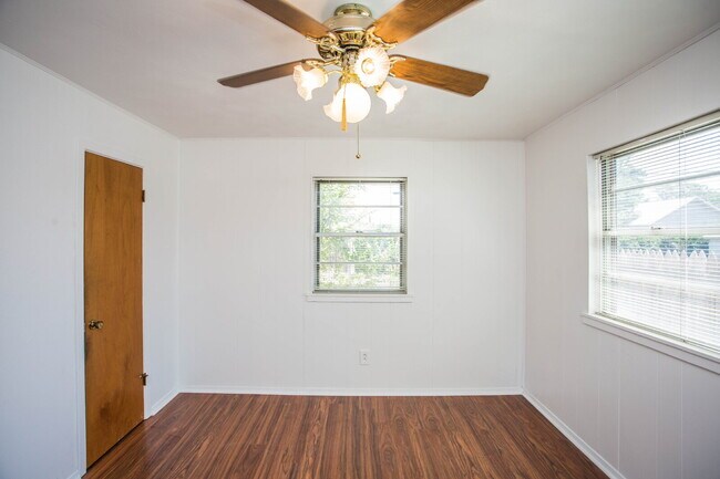 Building Photo - Beautiful 3/2 full of charm!