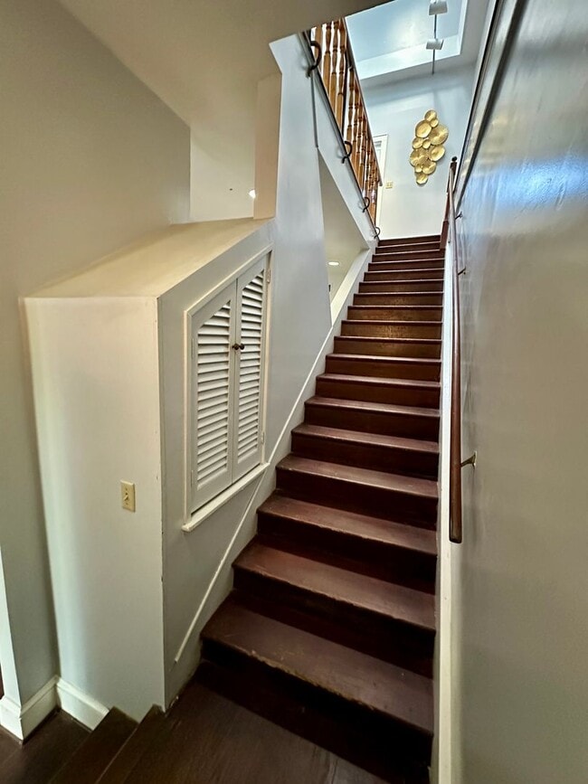 Building Photo - 3 BED | 2.5 BATH | OFF STREET PARKING | PRIVATE BACKYARD | HISTORIC DISTRICT