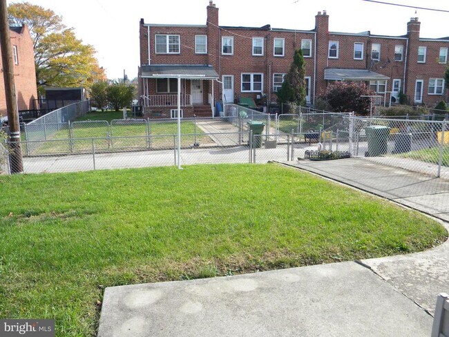 Building Photo - 325 Imla St