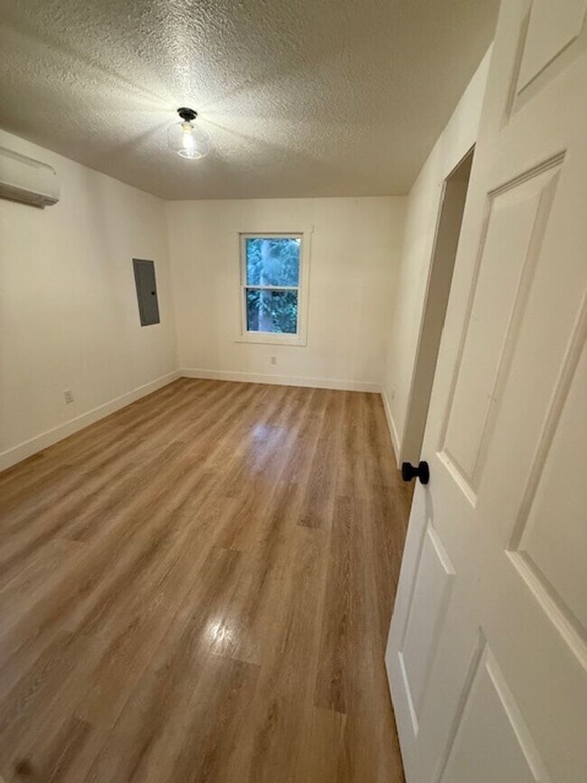 Building Photo - 0107-01