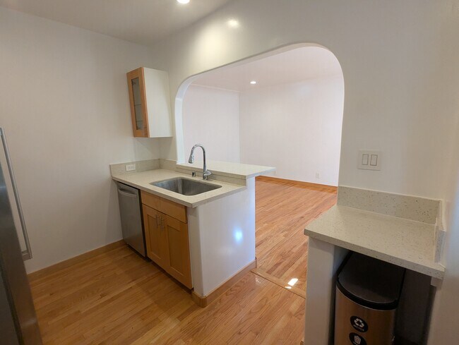 Building Photo - 1549 Baxter St