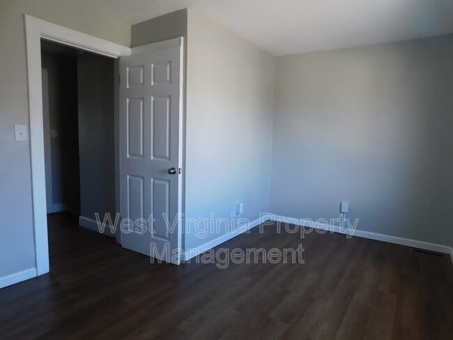 Building Photo - 200 Lewis St