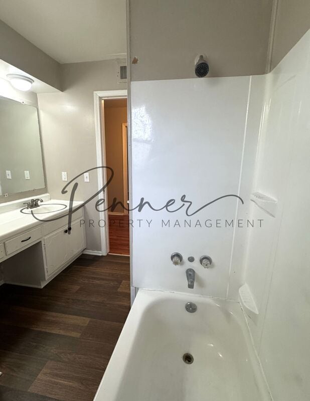 Building Photo - 214 N Oak Dr