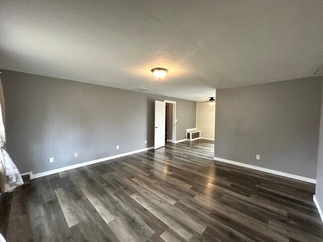 Building Photo - Charming 4 Bedroom Home with Fully Fenced Yard