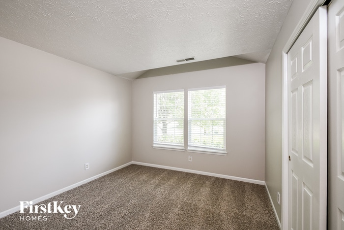 Building Photo - 2302 Willowview Dr