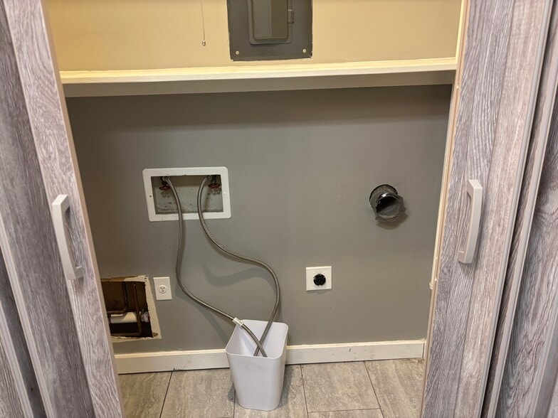 W&D hookups - 1416 Henley Rd