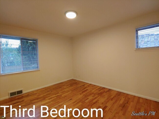 Building Photo - Beautifully Updated 4 Bedroom Home in Sherdian Beach- Includes Beach Club Access