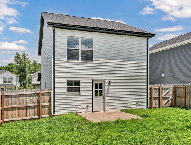 Building Photo - Beautiful 3-bed, 2.5-bath home with a bright, open floor plan.