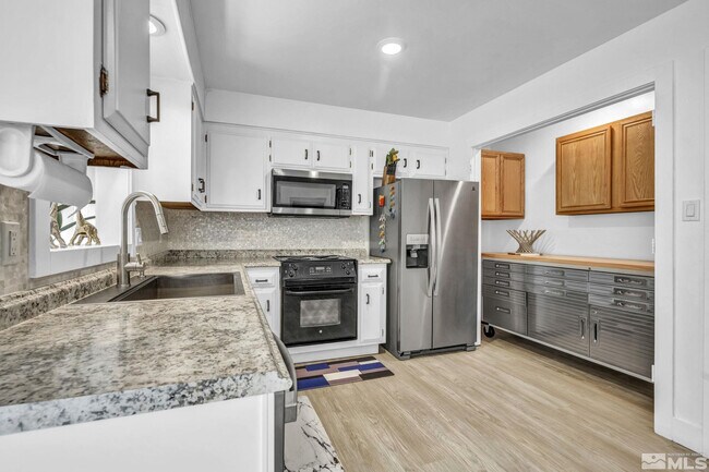 Building Photo - 405 Gregory Way