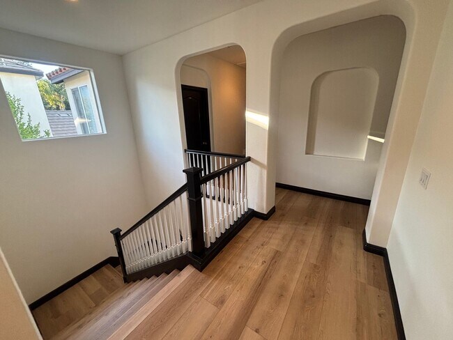 Building Photo - Stunning 5-Bedroom Pool Home with Private ...