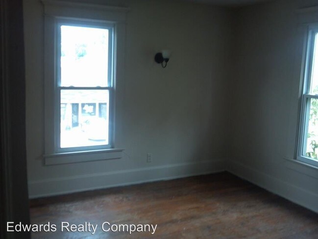 Building Photo - 3 br, 1 bath House - 732 West Main Street