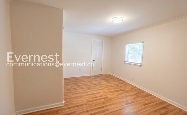 Building Photo - 3 Bed/2 Bath Home with Fenced Yard / Available Now!