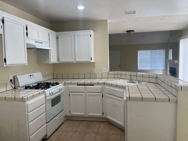 Building Photo - 2BD/ 3BTH TOWNHOUSE EAST PALMDALE