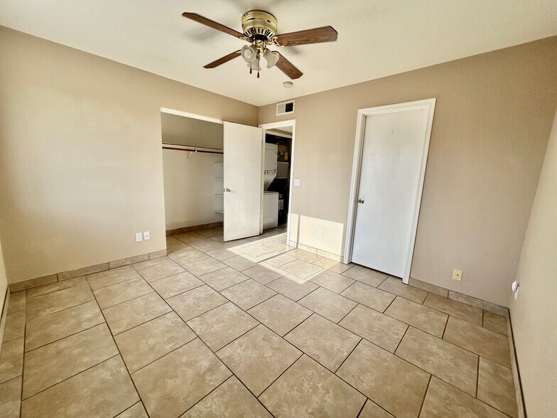 Building Photo - 444 W Ivyglen St