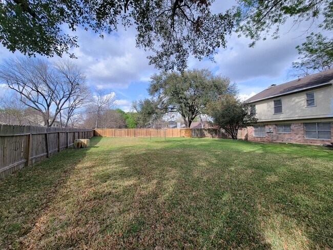 Building Photo - Welcome home to a bright & spacious retreat in sought-after Steeplechase where comfort, function ...