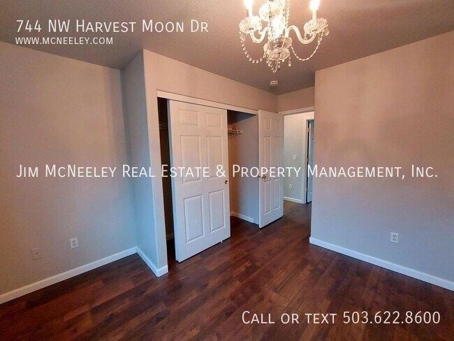 Building Photo - 744 NW Harvest Moon Dr