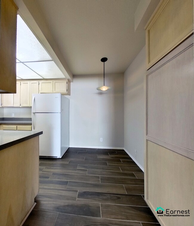 Building Photo - 1 + 1 Charming Upper-Level Condo with Priv...