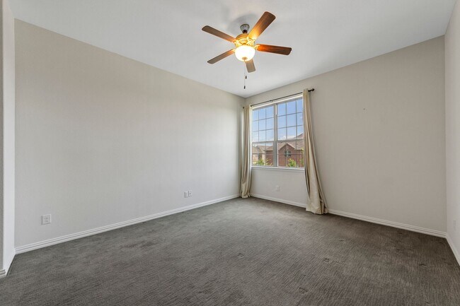 Building Photo - Luxury Townhouse