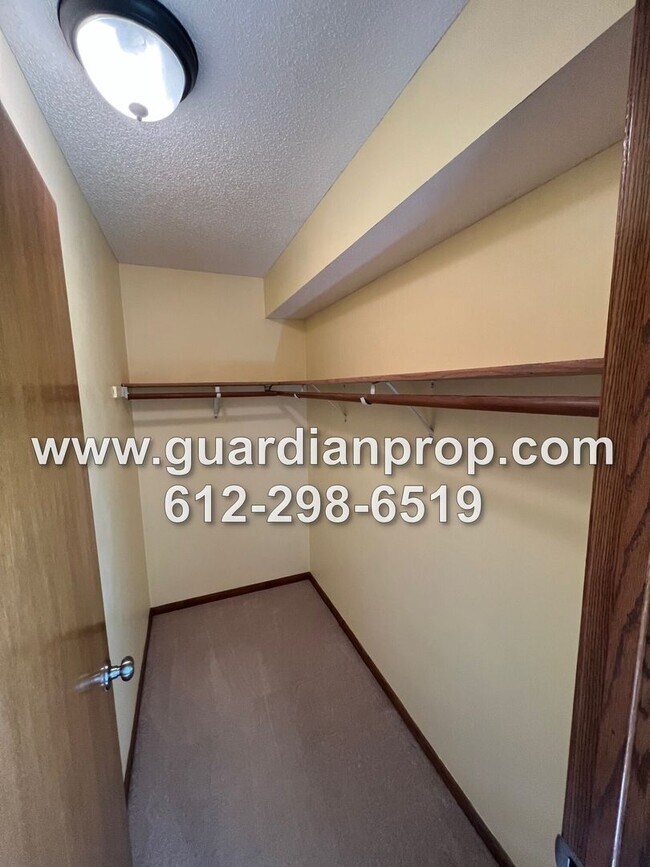 Building Photo - 2820 Blue Ridge Dr