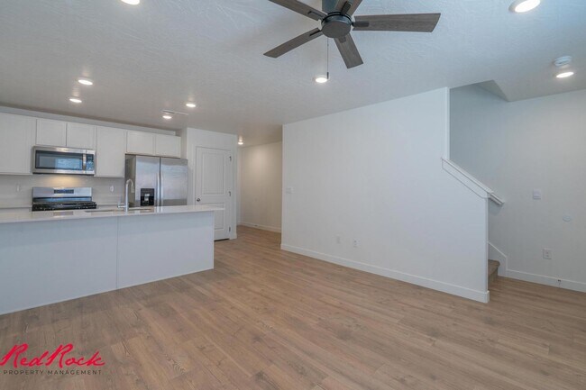 Building Photo - Dog Friendly! 3 Bedroom 2 Bathroom Townhome in Long Valley.