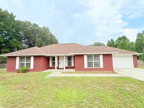Building Photo - Spacious 3-Bedroom Home - Large Lot