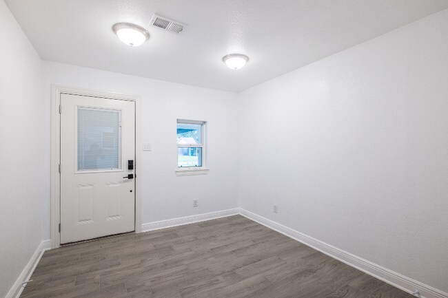 Building Photo - 1419 W Donovan St