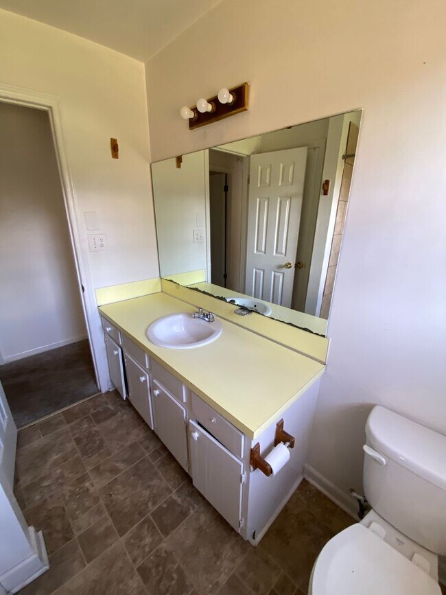 Building Photo - 6026 Emerald Ln