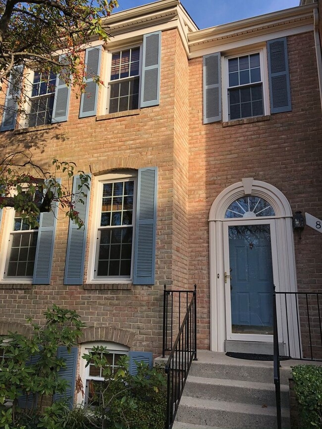 Building Photo - Spacious Townhome, Great Location!