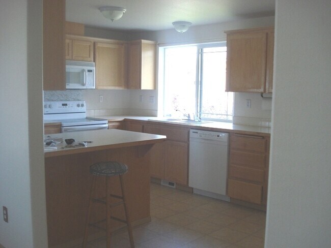 Building Photo - Beautiful 4 Bedroom Home on a Corner Lot i...