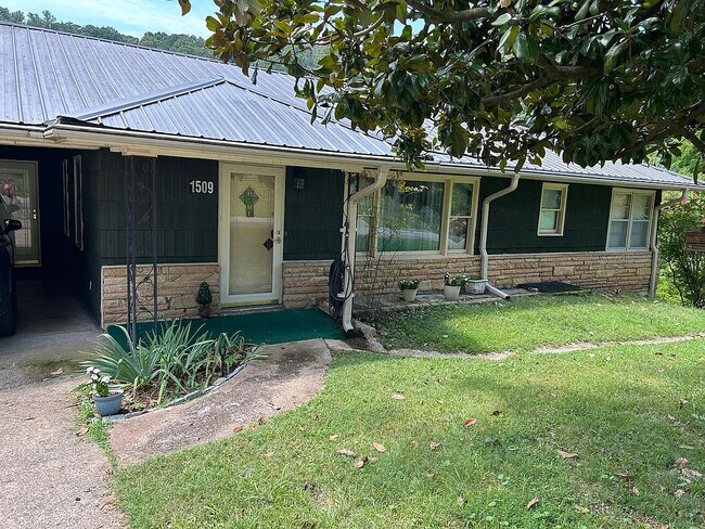 Building Photo - 1509 Circle Dr