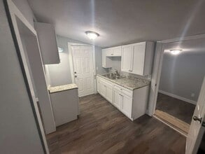 Building Photo - Freshly renovated 3/1 home!