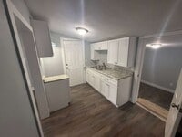 Building Photo - Freshly renovated 3/1 home!