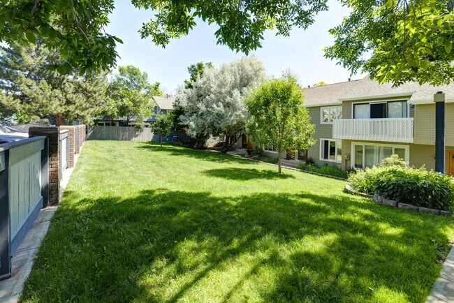 Building Photo - Updated 3 Bed 2.5 Bath North Boulder Townhome!
