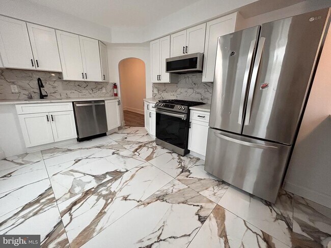 Building Photo - 1067 S Clinton Ave