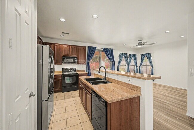 Building Photo - 6355 W Sophie Ln