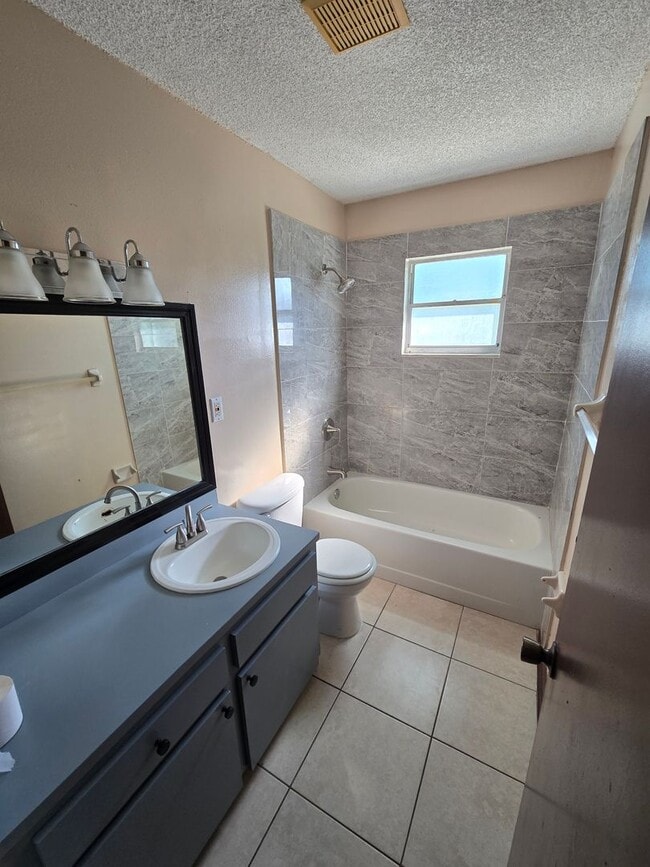 Building Photo - SPACIOUS 2 BEDROOM 1 BATH DUPLEX LOCATED I...