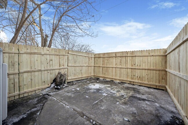 Building Photo - 2 Bedroom 3 Full Bathroom House in Southwest Philly