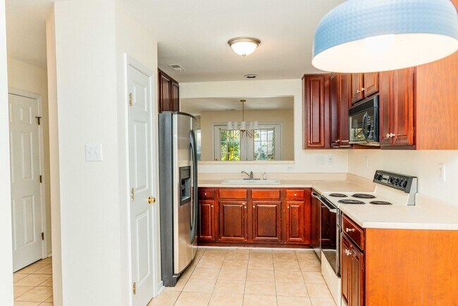 Building Photo - Lovely 3 bedroom, 2.5 Bathroom townhouse s...