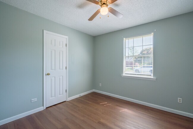 Building Photo - 1464 Flo Zechman Dr