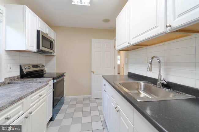 Building Photo - 610 Valley Brook Dr
