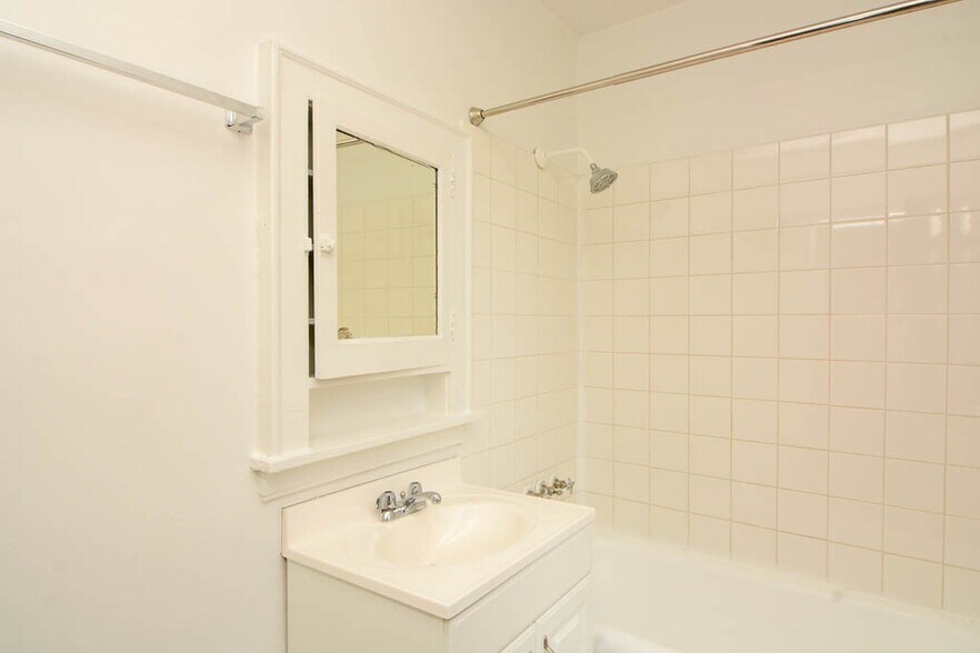 Building Photo - 4752 N Paulina St